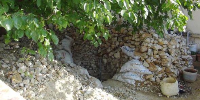 Rüya gördü, işçi tutup evin altında define aradı