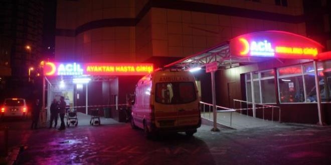 Geliniyle oğlunu ayırmaya çalışırken bıçaklanarak öldü