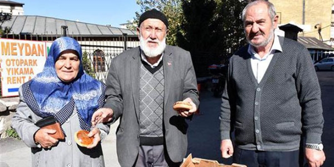 'İçime dert oldu' dedi, her cuma dağıtıyor