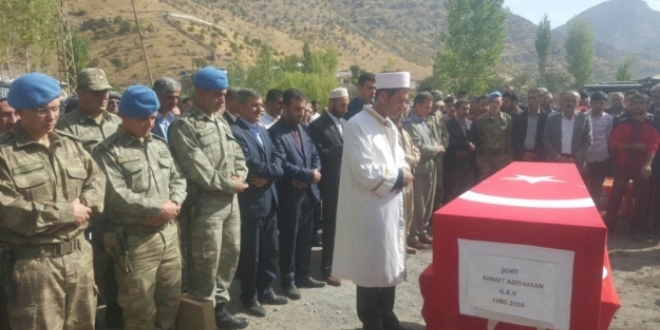 Silahlı saldırıya uğraya eski korucu toprağa verildi