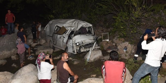Antalya'da kamyonet uçuruma yuvarlandı: 1 ölü
