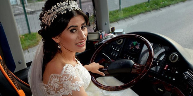 Gelinlikle otobüs şoförlüğü yaptı
