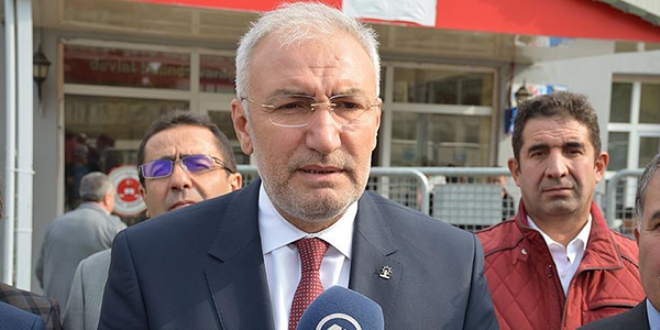 'Hiçbir şey olmamış gibi tiyatro sergiliyorlar'