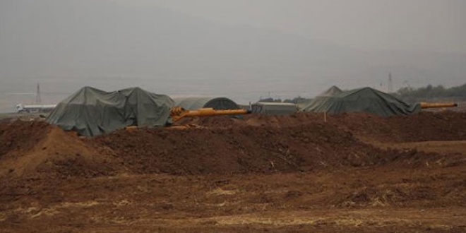 Habur'da tankların üzeri branda ile kapatıldı