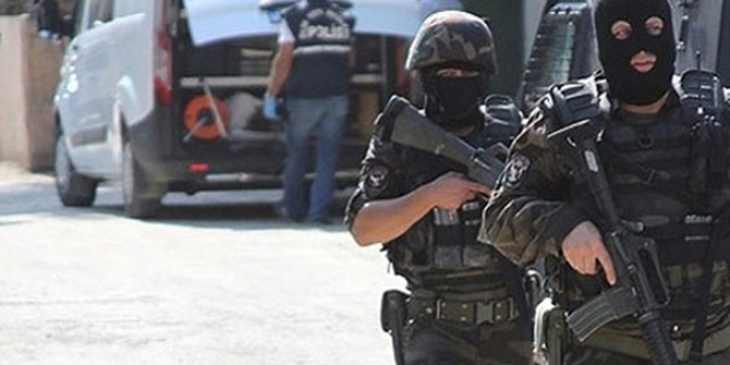 İş adamının aracından terör örgütünün paçavrası çıktı