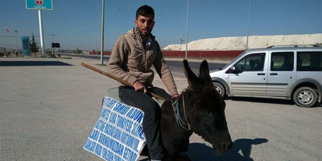 Akaryakıt zammı sonrası çareyi eşeğe binmekte buldu
