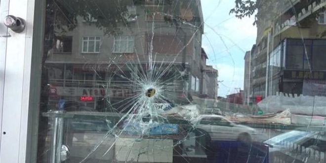 Tacizle suçlanan esnafın dükkanına kurşun yağdırdılar