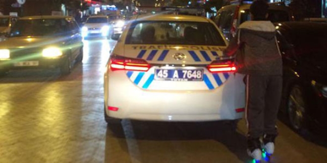 Patenli genç polis otosuna tutunarak ilerledi!