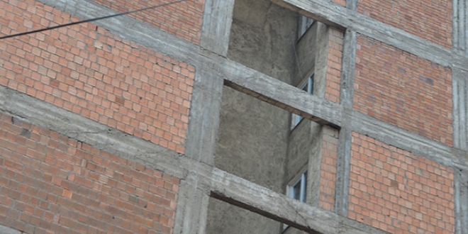 6 aylık bebeği apartman boşluğuna attı!