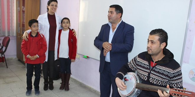Sınıf başkanlığını kazanan öğrenci okula sanatçı getirdi
