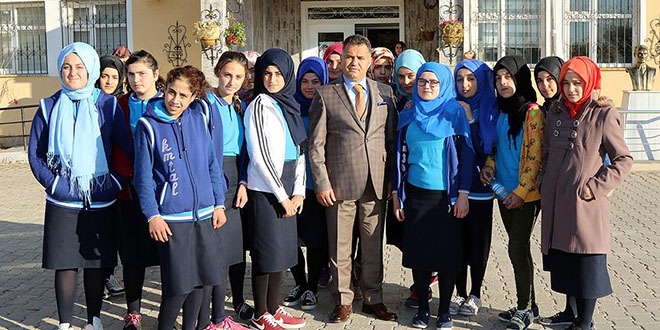 Köy köy dolaşıp kız çocuklarını okullu yaptılar