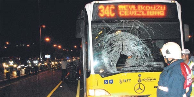 Metrobüs yayaya çarptı: 2 yaralı