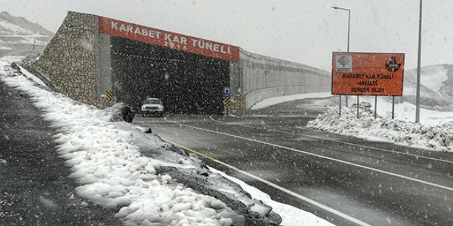 Kar yağışı, sürücülere zor anlar yaşattı