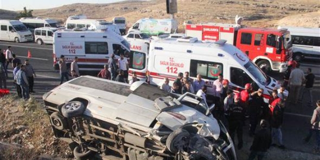 Şanlıurfa'da işçileri taşıyan minibüs devrildi: 9 yaralı
