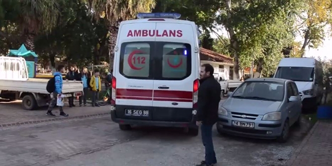 Kafasını levhaya çarpan çocuk yaralandı
