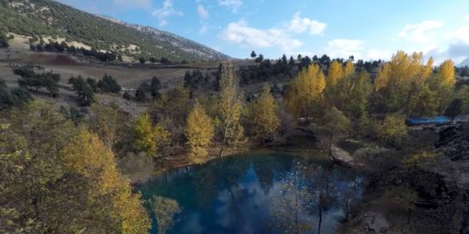'Gizemli göl'de sonbahar renkleri büyülüyor