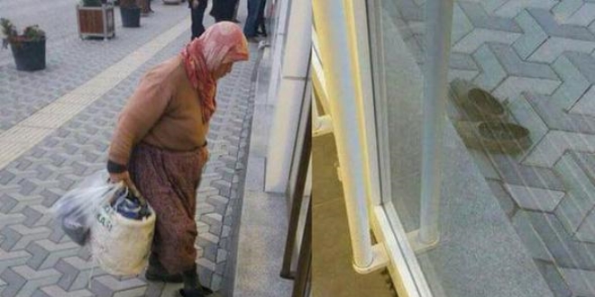 Bankaya çamurlu ayakkabılarını çıkarıp girdi