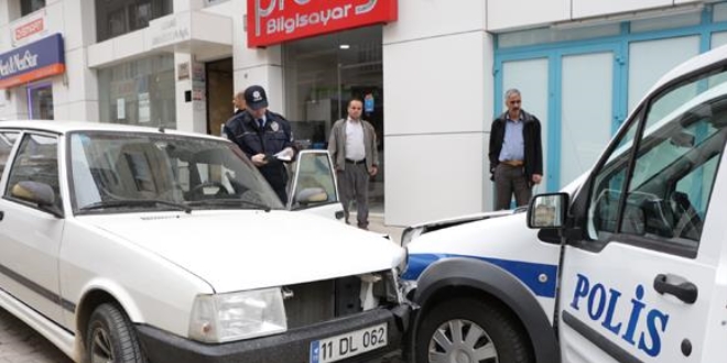 'Dur' ikazına uymayan hırsızlık zanlıları polise çarptı
