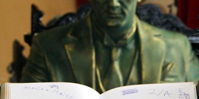 Atatürk sevgisini anı defterine kalp çizerek anlattı