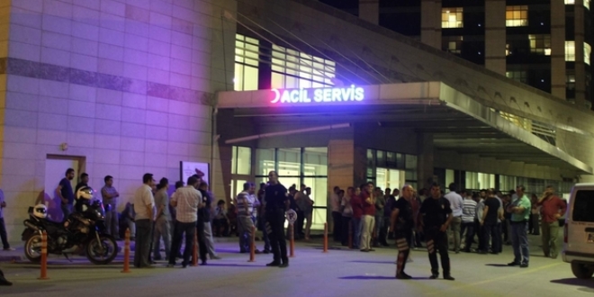 Acil servis önünde bıçaklı kavga: 5 yaralı
