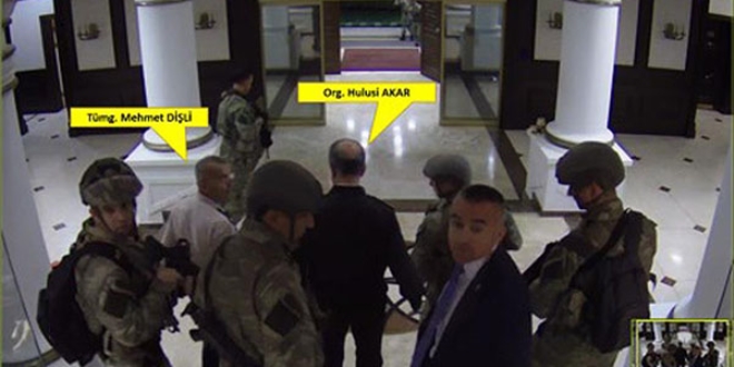 Türkkan, Akar'ın başına silah dayamış