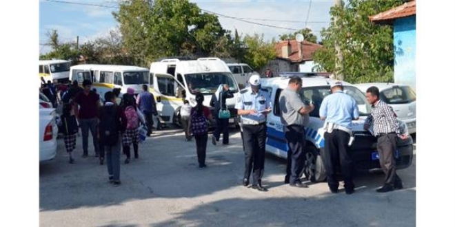 Manisa'da servis şöförleri kesilen cezalara tepki olarak yolu kapattı