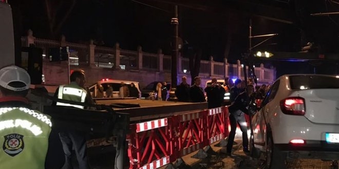 Karaköy'de araç tramvay durağına girdi: Seferler durdu