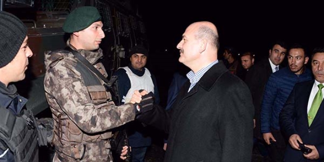 Bakan Soylu'dan nöbetteki polislere börek ikramı
