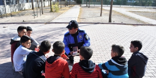 Polis Mesut'tan Suriyeli çocuklara şefkat eli