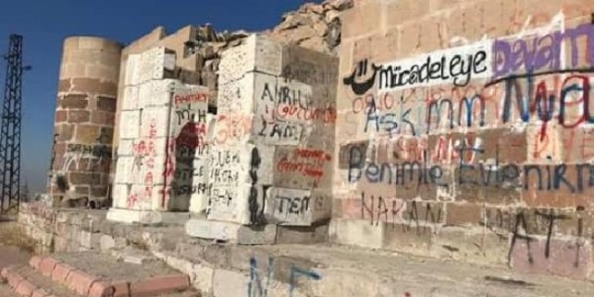 Tarihi köşkün duvarında şoke eden görüntü!