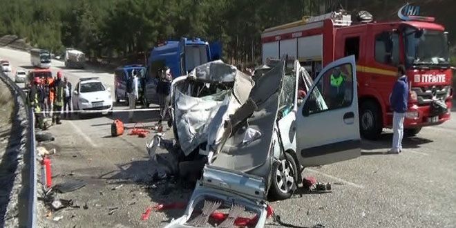 Denizli'de trafik kazası: 4 ölü, 4 yaralı