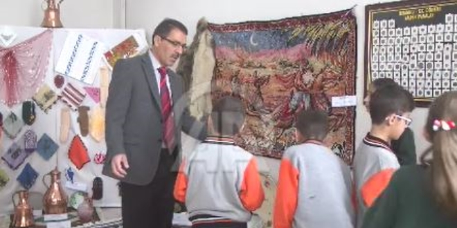 Eğitime katkı sağlamak için sınıfı müzeye çevirdi