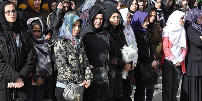 Üniversiteli Melis, gözyaşlarıyla uğurlandı