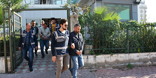 Polis kıyafetiyle yağma yapan 4 kişi tutuklandı