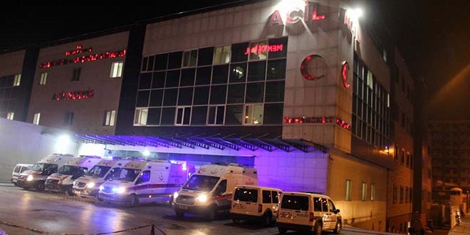 Öfkeli koca eşi ve çocuğunu bıçakladı