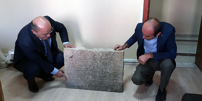 Kayıp tarihi kitabe 20 yıl sonra tesadüfen bulundu
