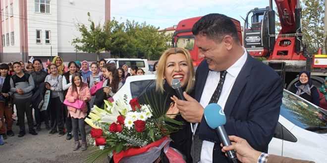 Öğretmene okul önünde vinçli evlilik teklifi