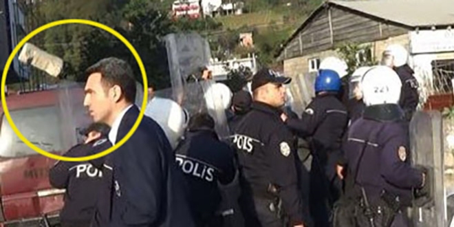 Taraftarların attığı taş, emniyet amirinin başını teğet geçti