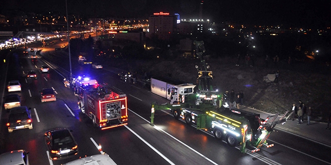 İstanbul'da halk otobüsü devrildi: 6 yaralı