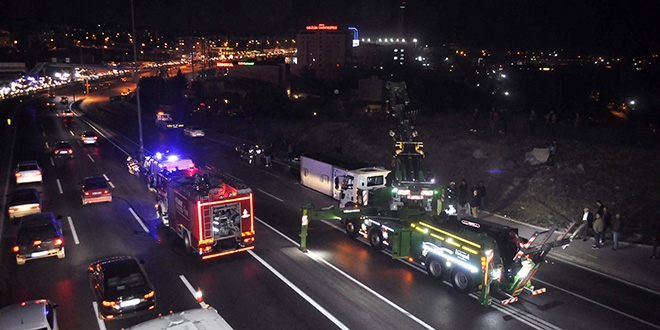 stanbul'da halk otobs devrildi: 6 yaral