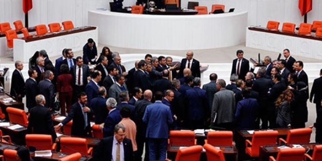 AK Parti ve CHP milletvekilleri arasında gerginlik!