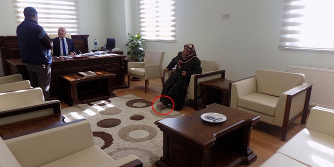 Vali yardımcısının makamına ayakkabılarını çıkararak girdi