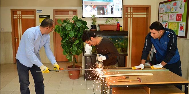Öğrencileri için hem demirci hem boyacı oldular