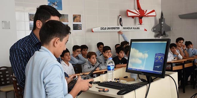 Diyarbakır'da öğrencilerin sivil havacılığa ilgisi