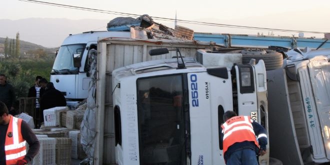Hatay'da işçi minibüsü tırla çarpıştı: 19 yaralı