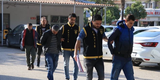 Bir günde 12 akü çalan iki şüpheli tutuklandı