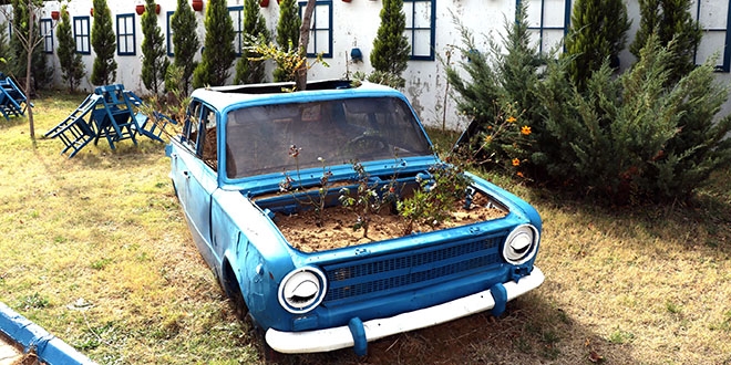 Hurda otomobilleri saksıya dönüştürdüler