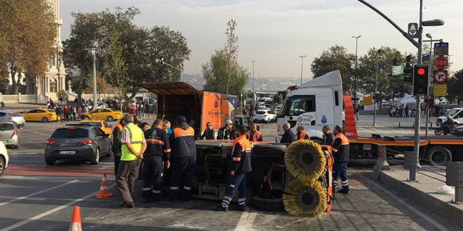 İstanbul'da temizlik aracı devrildi: 1 yaralı
