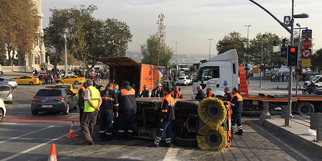 stanbul'da temizlik arac devrildi: 1 yaral