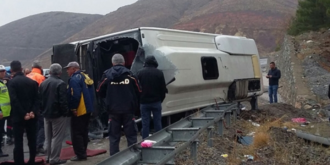 Elazığ'da yolcu otobüsü devrildi: 2 ölü, 18 yaralı
